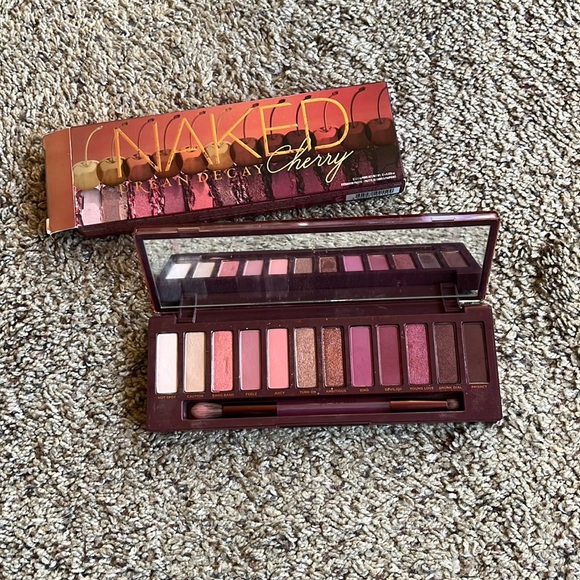 Urban Decay Naked cherry eyeshadow palette with brush